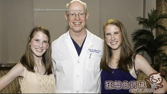 10日，艾米丽与凯特林庆祝18岁生日。中间站着的是当年的主治医生凯文·拉利。
