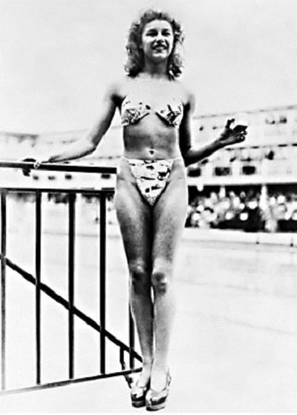 米查尔•伯娜蒂妮的脱衣舞女成为比基尼的第一位试穿者