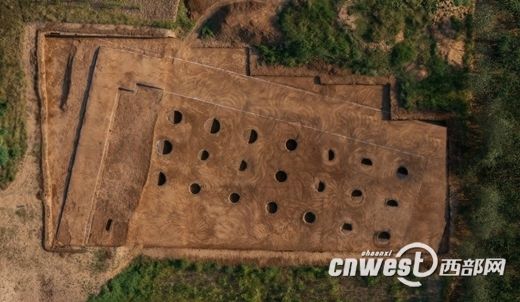 这些圆坑整齐地排成三列，每个直径约1.5-2米