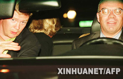 这是1997年8月31日，戴安娜座车在法国巴黎发生车祸前几分钟留下的照片，后排左金发者为戴安娜。