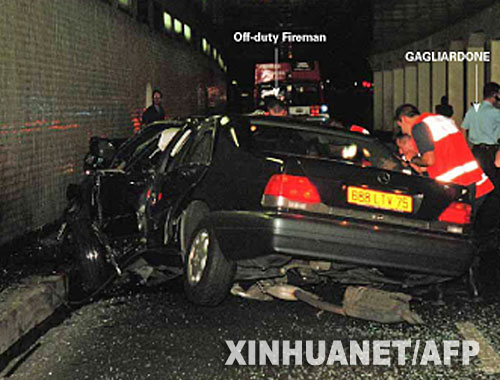 这是1997年8月31日，戴安娜在法国巴黎发生车祸后，救援人员在车祸现场勘查。