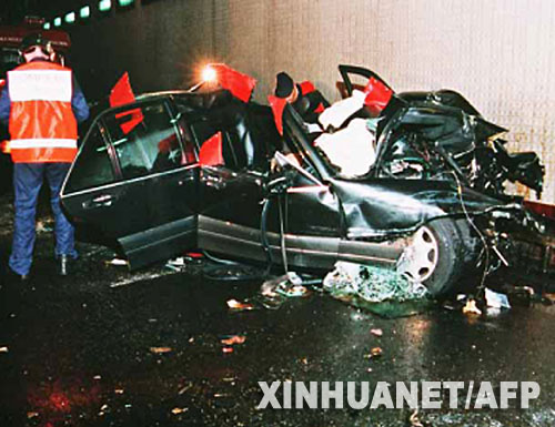 这是1997年8月31日，戴安娜在法国巴黎发生车祸后，救援人员在车祸现场勘查。