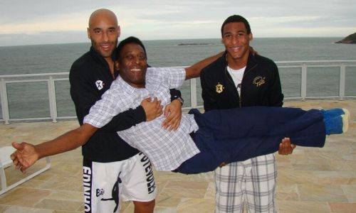 贝利与朋友亲密合影。曾有媒体报道将贝利冠以“寡义无情”的名号。在球员时代，贝利的国家队队友加林查是贝利的绝佳拍档。但是，当加林查腿部生病，肌肉猥琐急需治疗时，家产丰厚的贝利并没有向他伸出援助之手，而是眼睁睁的看着加林查拖着病腿，含恨惜别绿荫场。