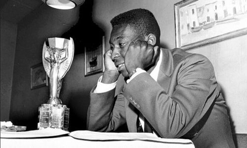 在贝利成名之后，巴西的《圣保罗页报》曾经披露过，早在少年时代，贝利就是一个惹女孩子讨厌的家伙，因为他经常对周围的女人动手动脚。