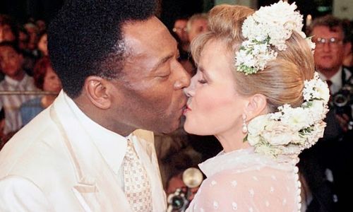 贝利的第二任妻子是福音歌手阿西里亚，两人年龄差距19岁，1994年正式走入婚姻殿堂。