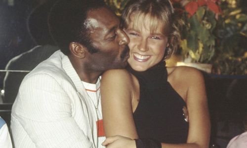 贝利曾与一名女佣人有个私生女桑德拉，她希望获得贝利姓氏却吃了闭门羹。她不得已将生父贝利告上法庭。虽然赢得了诉讼，但贝利一直不愿意与她有太多接触。2006年桑德拉身患癌症去世，贝利都没有去参加葬礼。