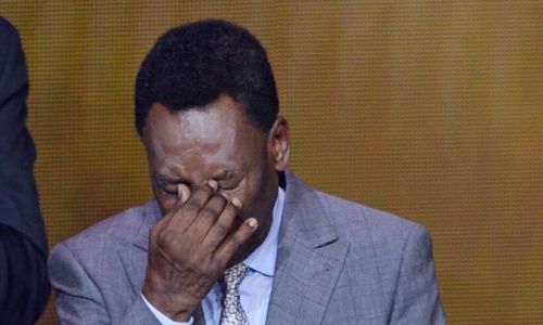 为了这个不争气的儿子，贝利掉了很多眼泪，他暴露出自己最软弱的一面，“我之前所有的斗争都发生在球场上，而现在不得不与自己的亲生儿子作战。我想做的所有，便是躲在妈妈的怀中哭泣，伏在妻子的肩头休息。我太累了。”