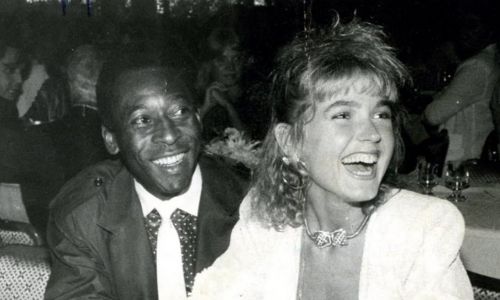 而贝利桃色新闻缠身的原因大概是在贝利成名之后，愿意对他投怀送抱的美女不计其数。