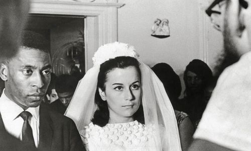 贝利曾有过两段失败的婚姻，并且在他的人生里寻花问柳已不是罕见之事。1966年，当时26岁的贝利娶了首任太太，并且两个人生育了三个孩子，其中包括因吸毒入狱的埃迪尼奥。