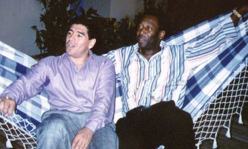 和贝利一世作对的马拉多纳曾在一次新闻发布会上一脸坏笑地说：“关于贝利，你们想让我说什么？他可是把自己的初夜献给了一个男人。”而贝利也曾在接受采访时承认自己的同性恋情。