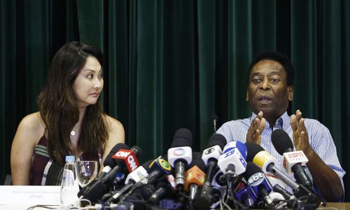 贝利可谓是球场上的传奇人物，也是受众多足球运动员所尊敬的前辈。不过今年75岁的球王，现今为止已经失败了两次婚姻，可以说球王的婚姻生活并不成功。