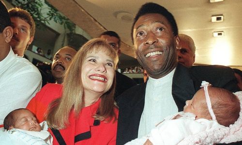 两人通过人工授精，生下一对双胞胎，当时贝利就笑谈“这是人生一次重要的射门”。