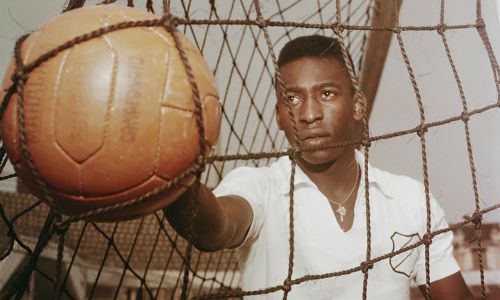 有一名叫利塔的贝利少年时代的邻家女孩披露：“那个时候，我们那里的女孩子见到他都要绕开走，因为他经常出言不逊，而且色迷迷的动手。