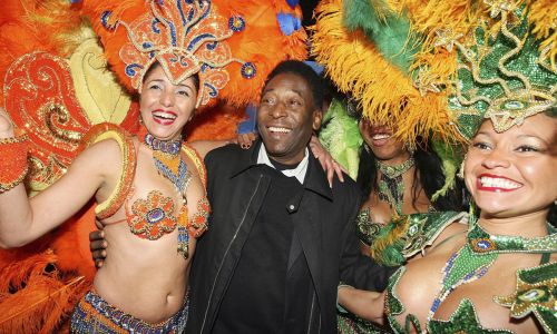 贝利从来都是以正人君子的面貌出现，但他偷腥的爱好却比谁都大。图为贝利与性感的桑巴女郎热舞。