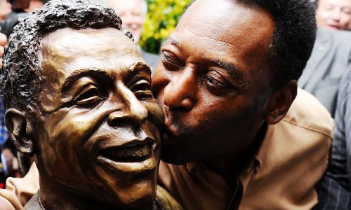 球王的“魅力”，也许就在于这份“不完美”所形成的反差，虽然在绿茵场上，他是无可替代的伟大球王，但当生活中并不完美的贝利真实呈现在世界面前时，才愈发感受到他与众不同的伟大和传奇。