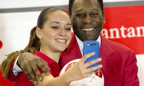 在贝利的人生中除了足球、女人和性丑闻之外，还不是一位合格的父亲。