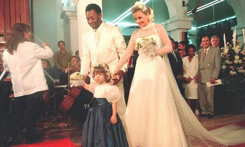 尽管如此，情史丰富的球王最终还是未能吸取教训，两人经过了14年的婚姻后，于2008年劳燕分飞。