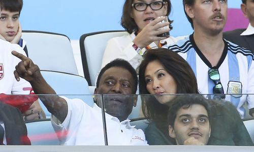 从2010年开始约会，在2012年摩纳哥的一次足球颁奖典礼活动中，贝利正式公开了这段恋情。一直到2014年共同观看巴西世界杯，贝利和青木的关系非常稳定，因此也到了谈婚论嫁的地步。