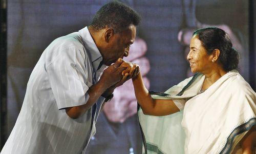 贝利前往印度参加慈善活动，受到当地人民热烈欢迎。