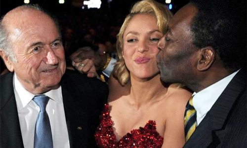 贝利在2012年的FIFA金球奖颁奖仪式上，强吻拉丁歌手夏奇拉的一幕曾火遍全球，而时任FIFA主席的布拉特在一旁“眼馋”。