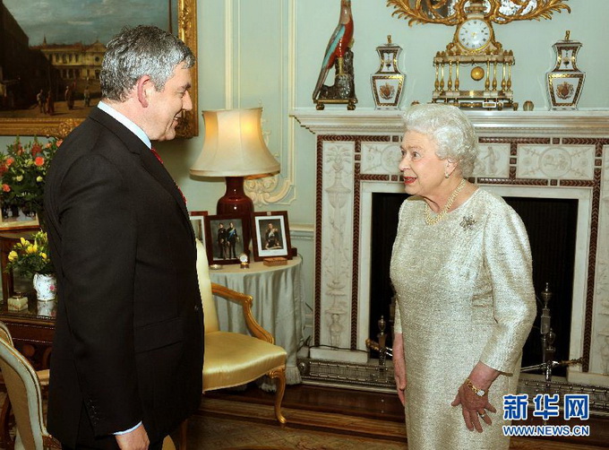 2010年5月11日，在英国伦敦，英国前首相戈登·布朗（左）在白金汉宫向女王伊丽莎白二世正式递交辞呈。布朗于2007年至2010年任英国首相。新华社/路透