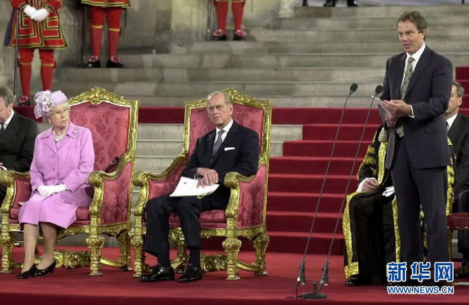 2000年9月21日，时任英国首相托尼·布莱尔（右）在伦敦召开的第46届英联邦议会大会上讲话。英国女王伊丽莎白二世（左）和菲利普亲王（中）出席开幕式。布莱尔于1997至2007年任英国首相。新华社/法新