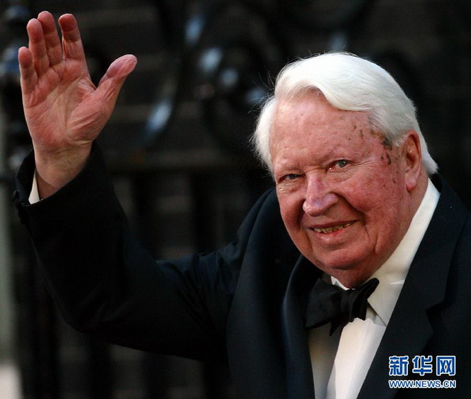 这是英国前首相爱德华·希思2002年4月29日在伦敦唐宁街10号挥手的资料照片。希思于1970年至1974年任英国首相。新华社/路透