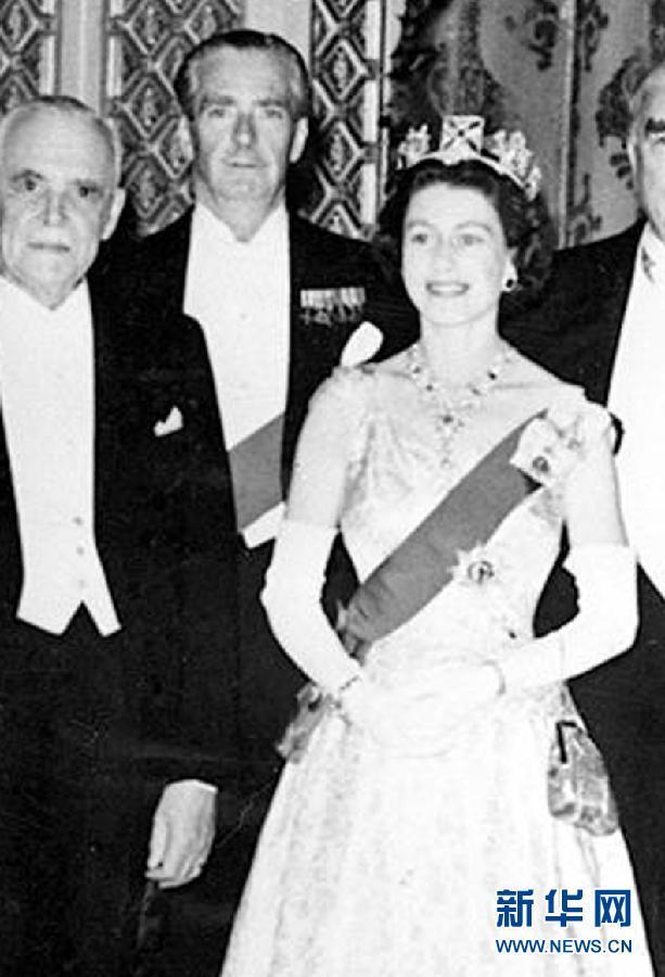 1956年6月27日，英国女王伊丽沙白二世（左三）在英联邦总理会议的宴会上与时任英国首相罗伯特·安东尼·艾登（左二）合影（资料照片）。艾登于1955年至1957年任英国首相。新华社/美联