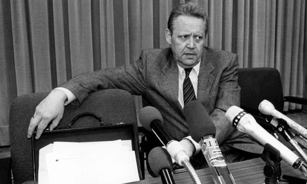 东德政治局委员君特·沙博夫斯基，因为他在一场新闻发布会上的失误，导致柏林墙倒塌，加速东德倒台 图片来自《卫报》网站