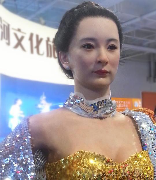 美女机器人身穿性感礼服图，揭秘机器人的发展史