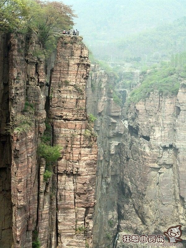 地球上最恐怖的悬崖峭壁图片，落户悬崖峭壁上的村庄