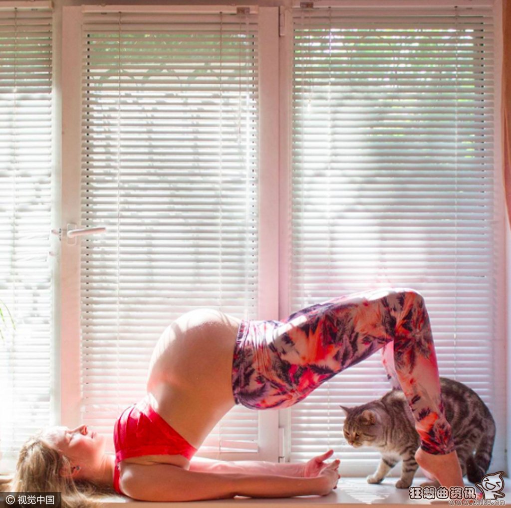 俄女子挺孕肚练瑜伽图，孕妇锻炼的最佳时间是什么时候