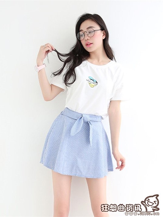 什么色在浅蓝底上更加醒目，浅蓝色搭配什么样的颜色才最好看