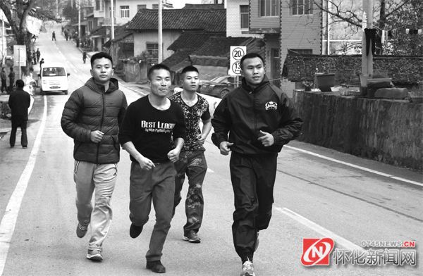 　　周志鹏带领徒弟从麻阳县城跑到凤凰，锻炼体能。每逢大赛，他都要在麻阳及西晃山闭门练习。
