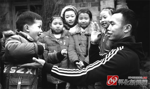 周志鹏在家乡教留守儿童习拳。教拳之余，他都要给孩子们讲励志故事。