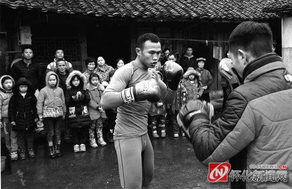 　　周志鹏在老家训练。他将铁煞拳与搏击结合起来，形成了自己“快、准、狠”的搏击风格。