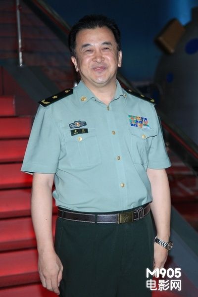 黄宏被授予少将军衔(图)