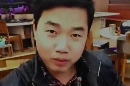 “交17名女友”男子被拘 其母称那些女孩自找的