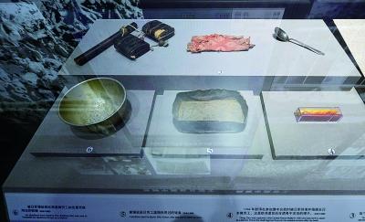 北海道劳工用过的铝碗、饭盒等，还有劳工遗骨中的弹片 摄/法制晚报记者 吴海浪 田宝希 郭谦