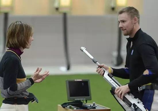 还记得奥运史上最强倒霉蛋，连续三届最后一枪失利的埃蒙斯吗？ 里约，他又来了……