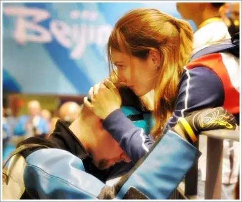 还记得奥运史上最强倒霉蛋，连续三届最后一枪失利的埃蒙斯吗？ 里约，他又来了……