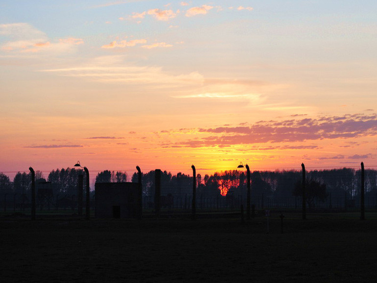 集中营外围的双层电网于世文摄