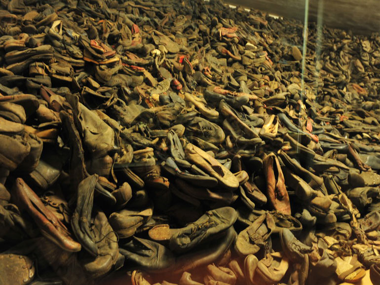 集中营外围的双层电网于世文摄