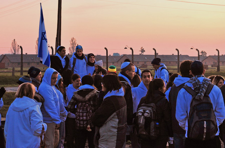 集中营外围的双层电网于世文摄