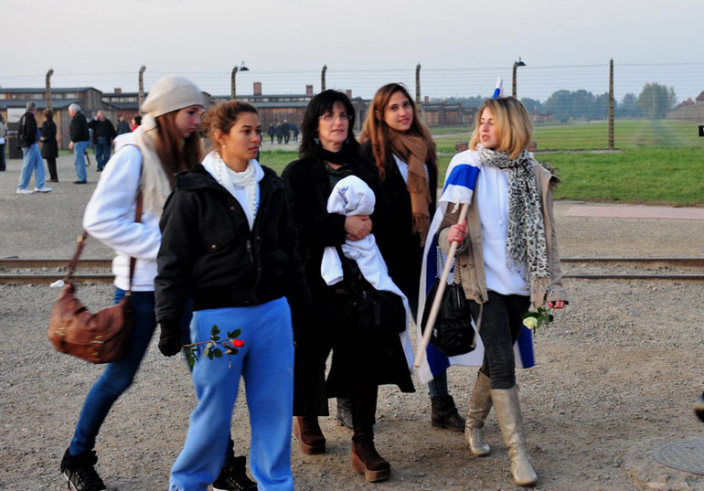 集中营外围的双层电网于世文摄