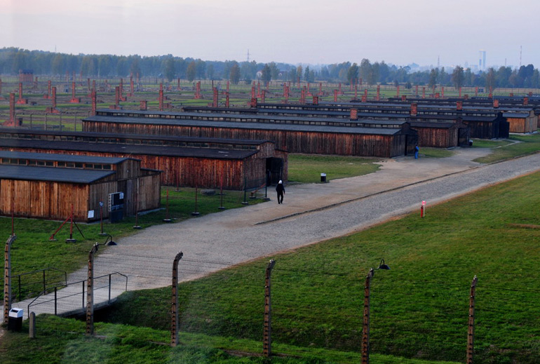 集中营外围的双层电网于世文摄