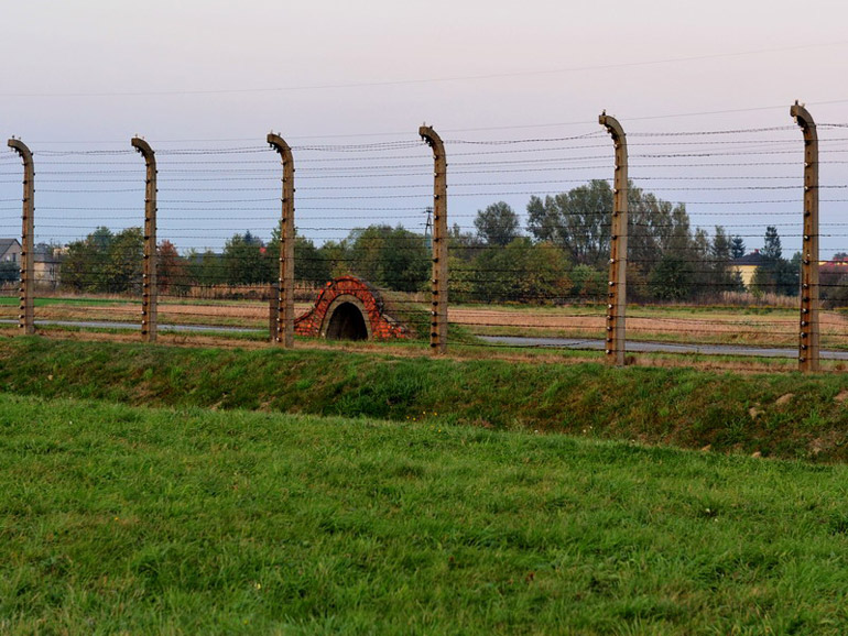 集中营外围的双层电网于世文摄