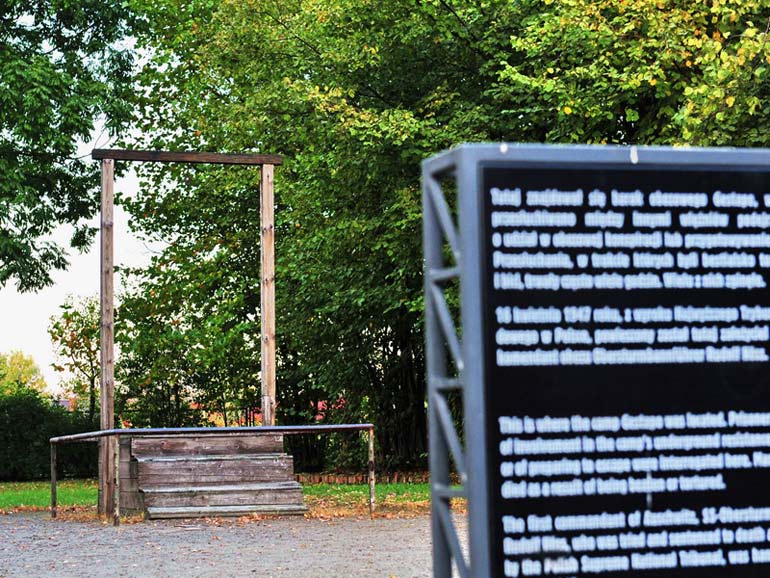 集中营外围的双层电网于世文摄