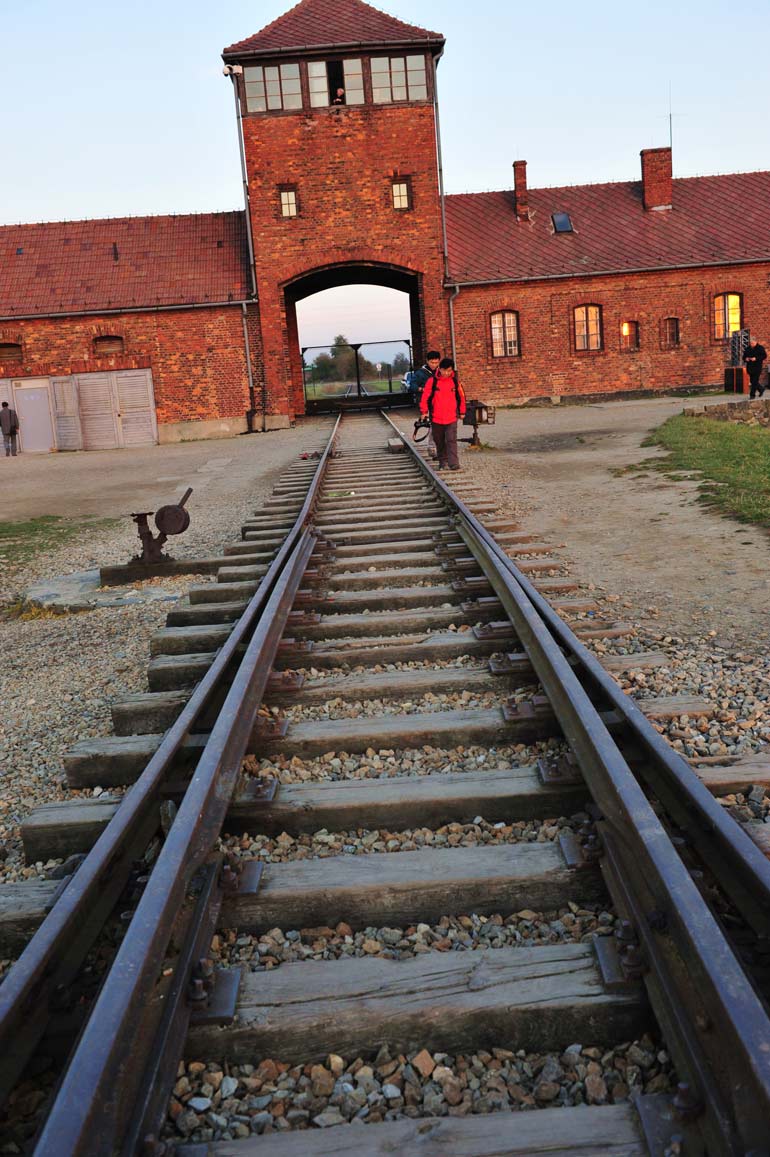 集中营外围的双层电网于世文摄