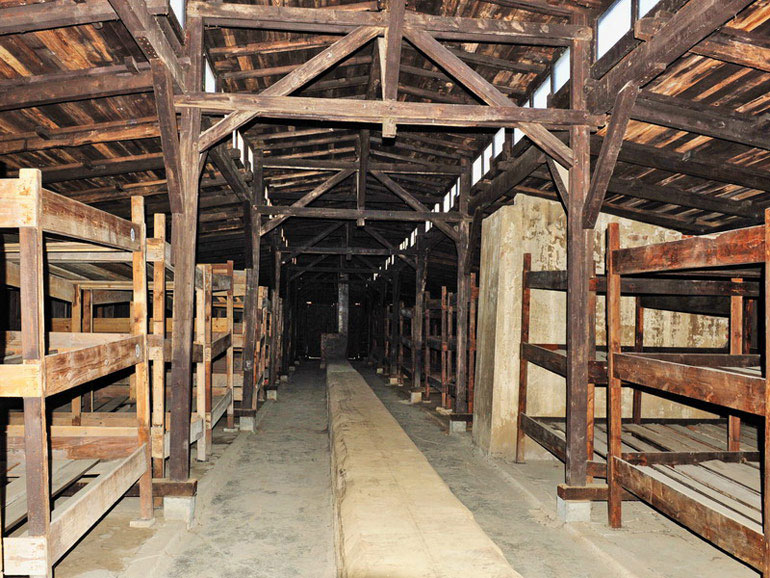 集中营外围的双层电网于世文摄